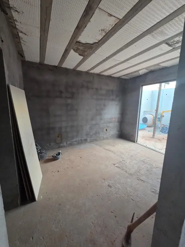 Quarto em obra cinza