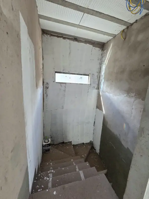 Escada em obra cinza