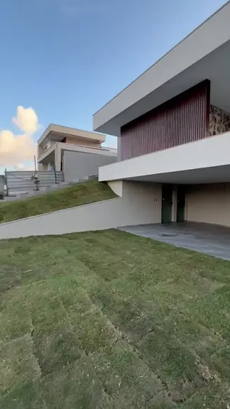 Casa vista de outro ângulo, com a vizinhança ao fundo
