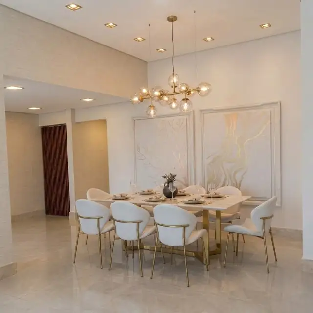 Sala de jantar: claro: mesa branca e cadeiras claras