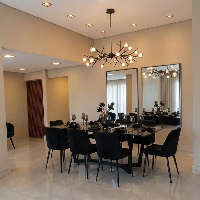 Sala de jantar: moderno: mesa preta e veludo