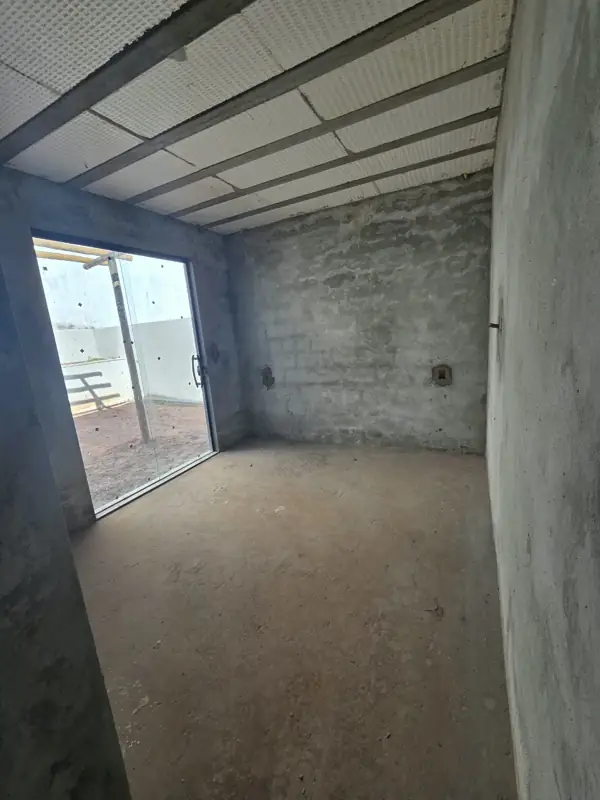 Quarto em obra cinza